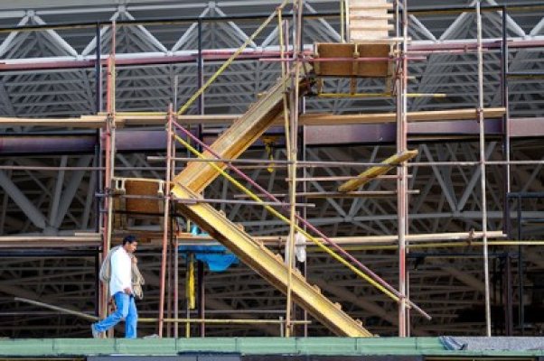 Ghinion pentru un bărbat din Schitu: a căzut de la patru metri înălţime